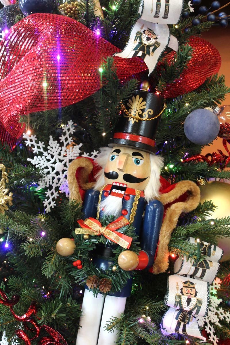 Nut cracker